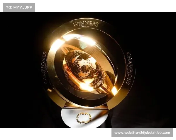 震撼登场 世俱杯奖杯首次亮相中国 展示足球魅力与文化多样性 震撼登场 世俱杯奖杯首次亮相中国 展示足球魅力与文化多样性